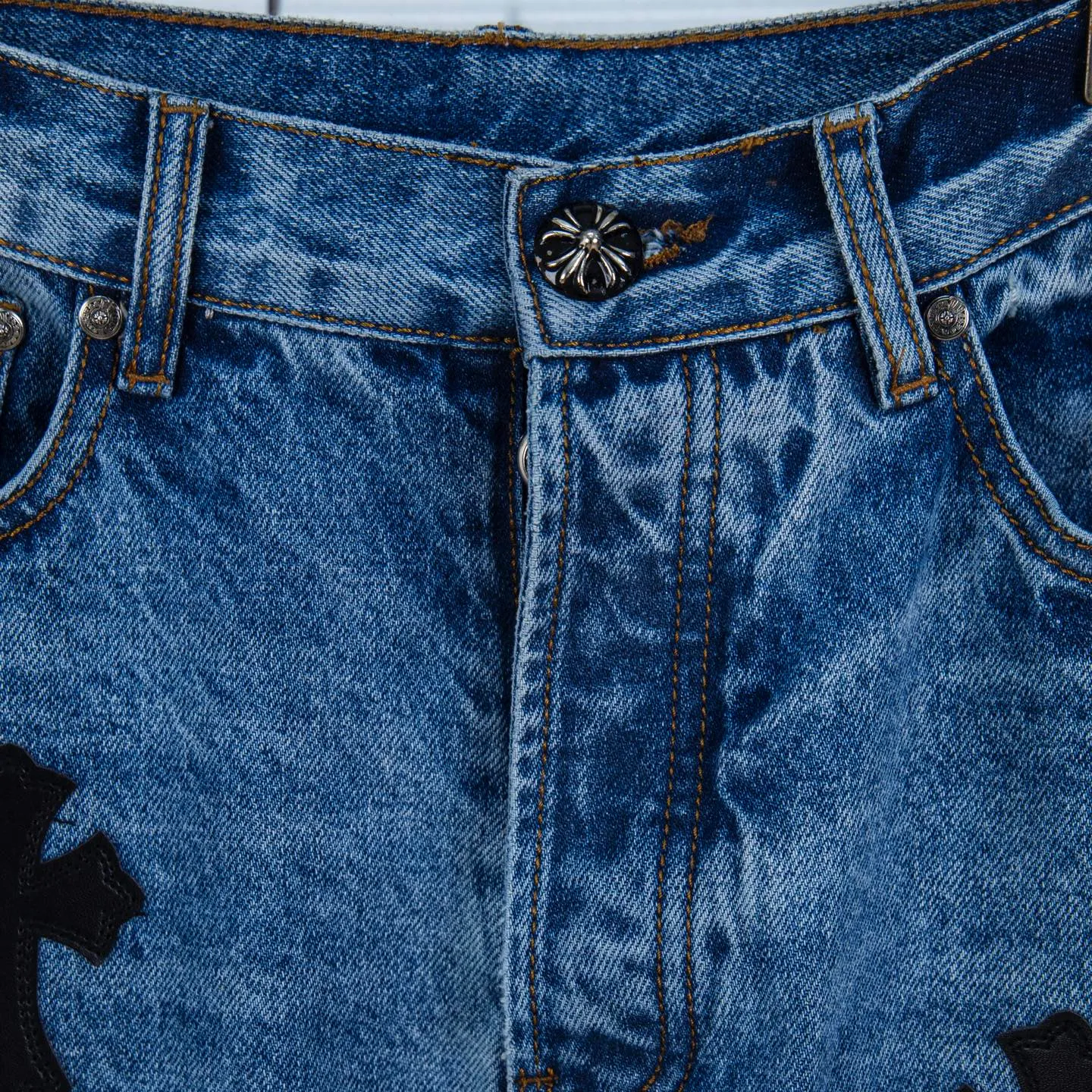 P260 Chrome Hearts Blue Pants Black White Blue Multi-Leather Jeans Top Version Chrome Hearts Jeans with Leather Jeans It is well known that chromehearts jeans use vintage Levis jeans as the base plate for creation. They usually add their own unique silver buckles and silver ornaments, plus leather embellishments. This is what doubles the value of these vintage jeans, because the base plate is Vintage jeans, jeans themselves have become very soft and comfortable after years of baptism, which can be distinguished from ordinary jeans. Regarding the size, you should also refer to the pants data. Style number: 1735# Size: 28 30 32 34 36